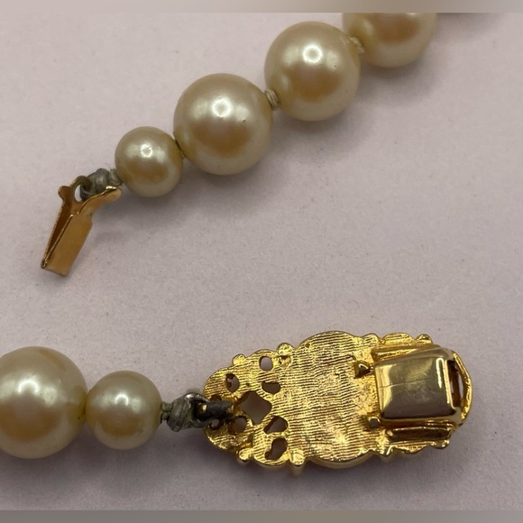 Vintage Strand of Glass Pearls Knotted with Gold Tone Cameo Clasp Unique - Picture 7 of 9